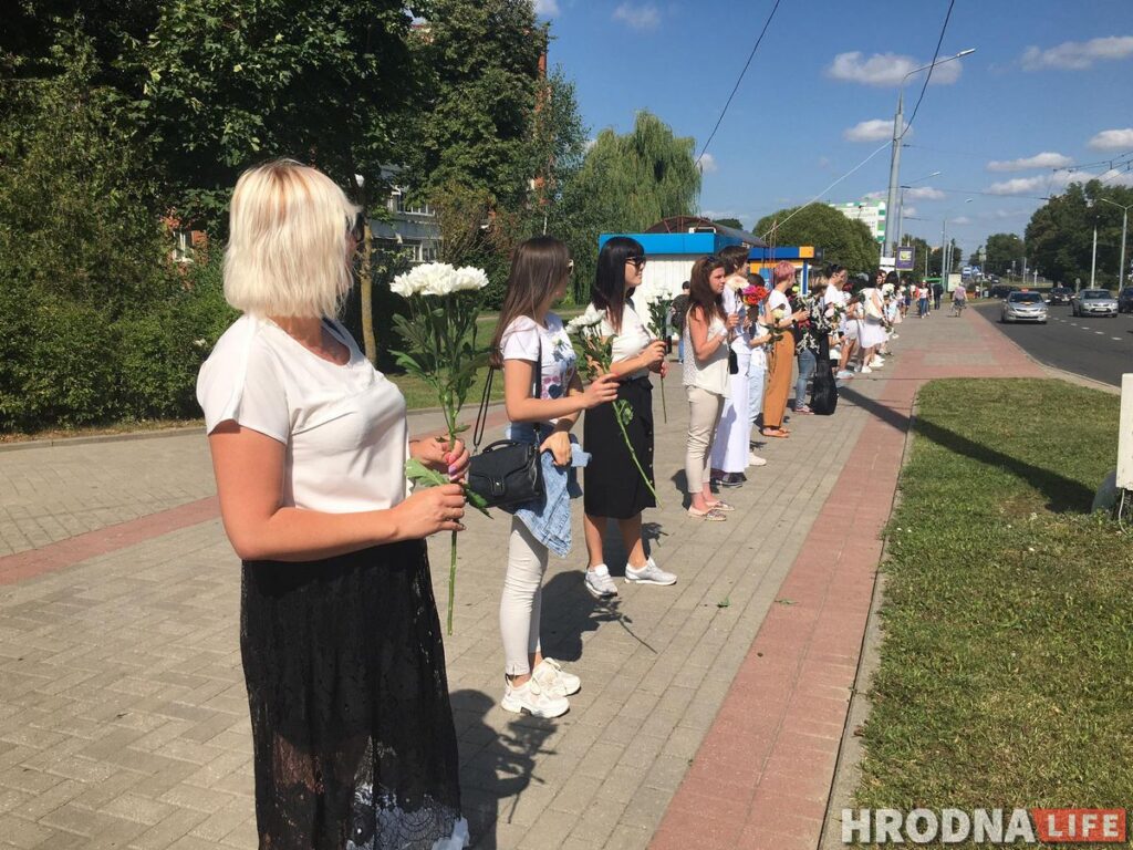 “Перестаньте нас бить”. Женщины Гродно снова вышли на улицы с цветами