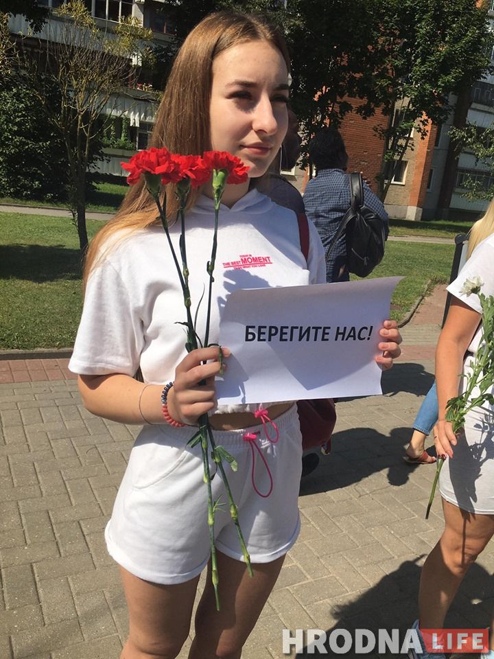 “Перестаньте нас бить”. Женщины Гродно снова вышли на улицы с цветами