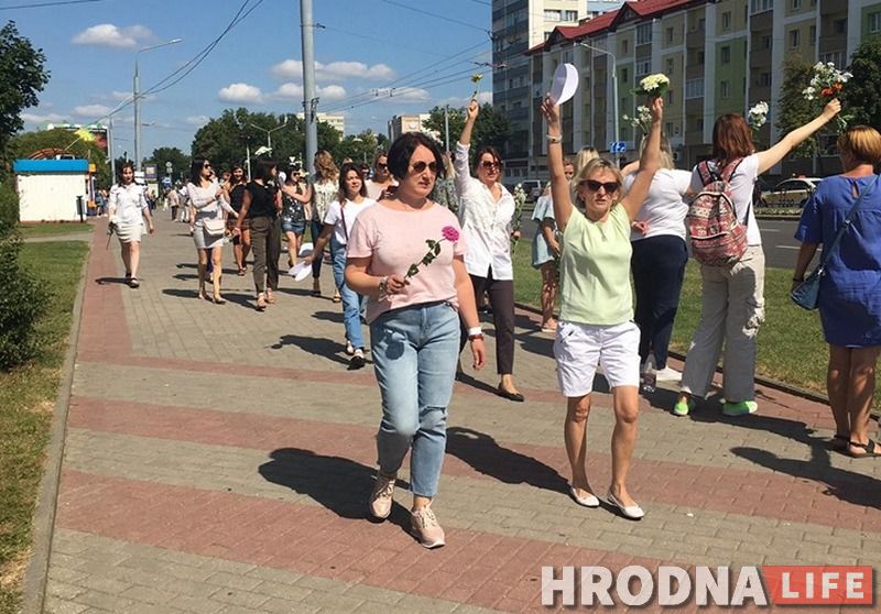 “Перестаньте нас бить”. Женщины Гродно снова вышли на улицы с цветами