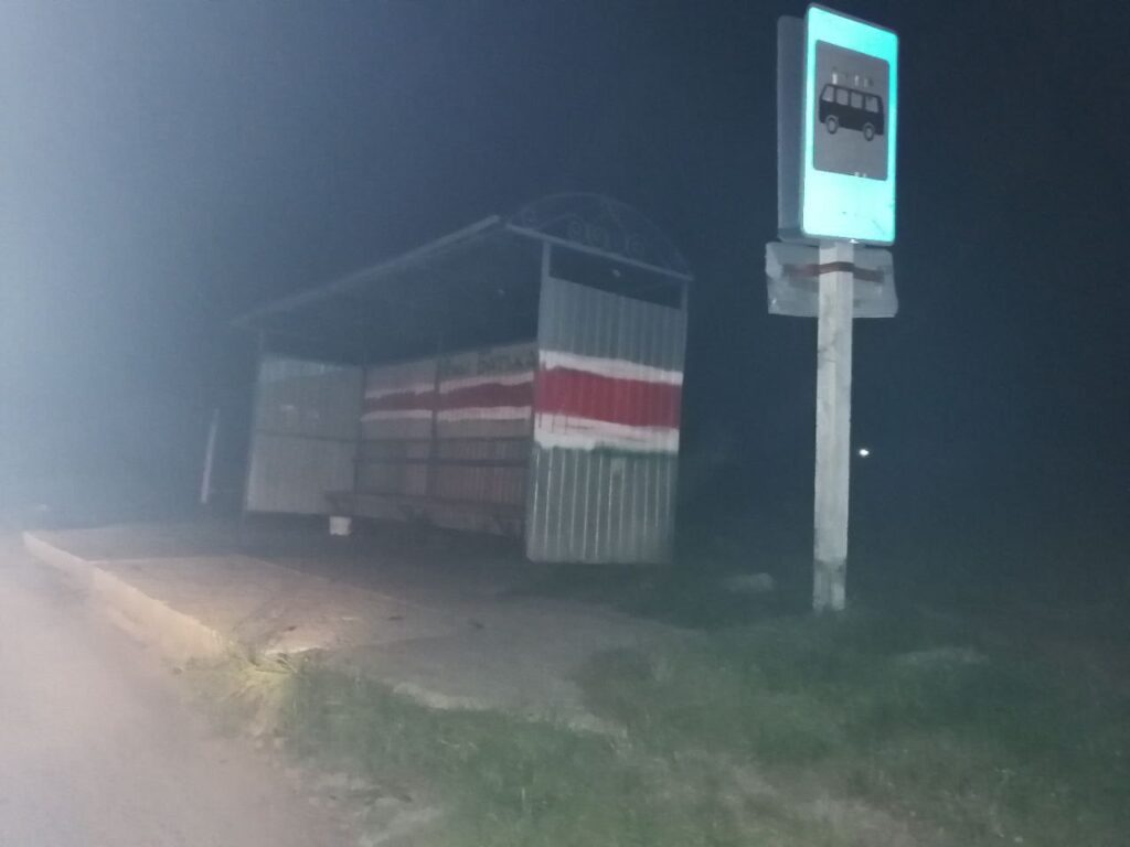 Арт-война: в Зарице неизвестные вернули остановке бело-красно-белые цвета