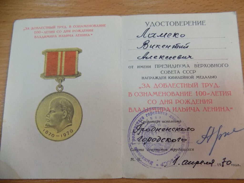 "Они не слышат, но не боятся мечтать". В день жестового языка сурдопереводчик рассказал о своих собеседниках