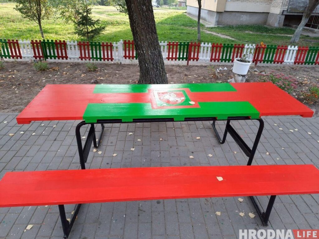 "Няма чаго баяцца, мы ж не злачынцы". Як скончылася спрэчка за бел-чырвона-белы дворык у Гродне