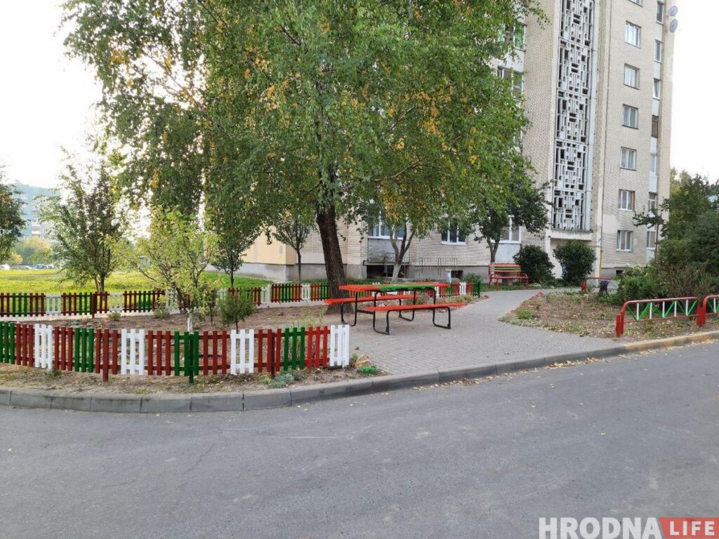 "Няма чаго баяцца, мы ж не злачынцы". Як скончылася спрэчка за бел-чырвона-белы дворык у Гродне