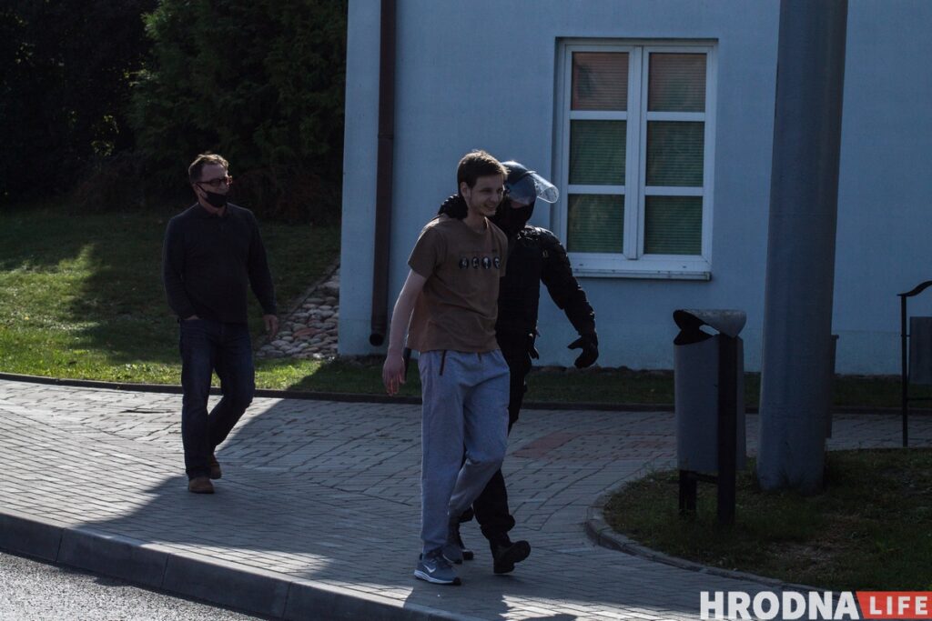 Наступили коленом на шею и душили. Как выглядели задержания в Гродно 20 сентября