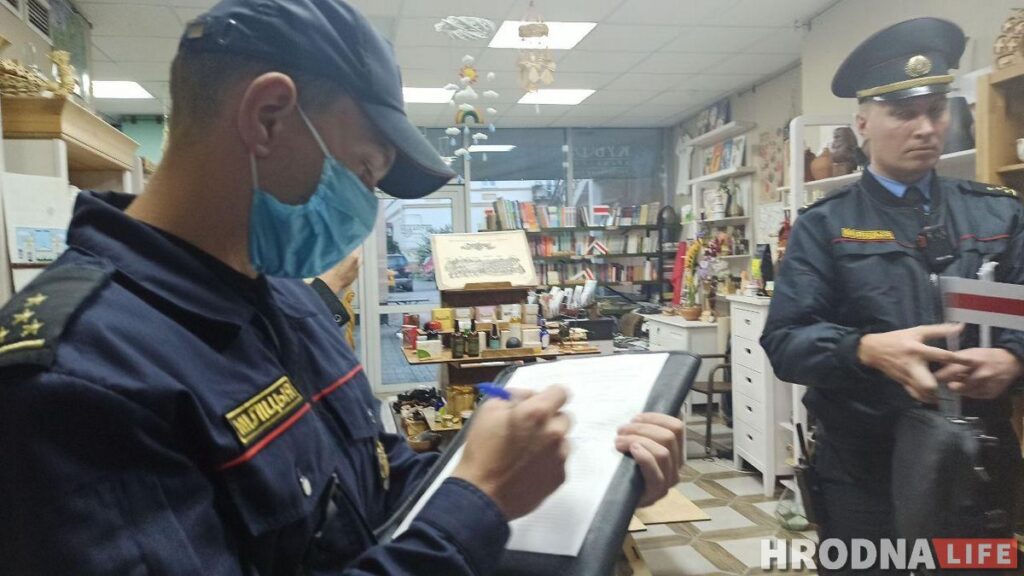 Флаг из «Цудоўні» изъяли второй раз за день. Милиция отреагировала на "жалобы граждан" Флаг из «Цудоўні» изъяли второй раз за день. Милиция отреагировала на "жалобы граждан"