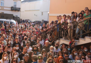 “Если дадут линованную бумагу, пиши поперек”. В Гродно актеры закрывшегося театра сыграли спектакль во дворе