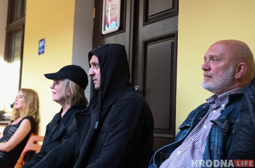 "Калі дадуць лінаваную паперу, пішы ўпоперак". У Гродне акцёры закрытага драмтэатра выступілі ў двары