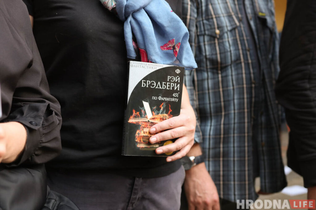 "Калі дадуць лінаваную паперу, пішы ўпоперак". У Гродне акцёры закрытага драмтэатра выступілі ў двары