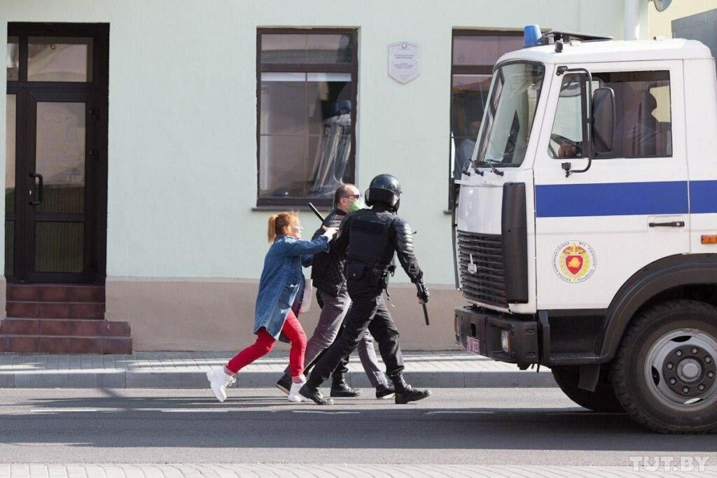 Наступили коленом на шею и душили. Как выглядели задержания в Гродно 20 сентября