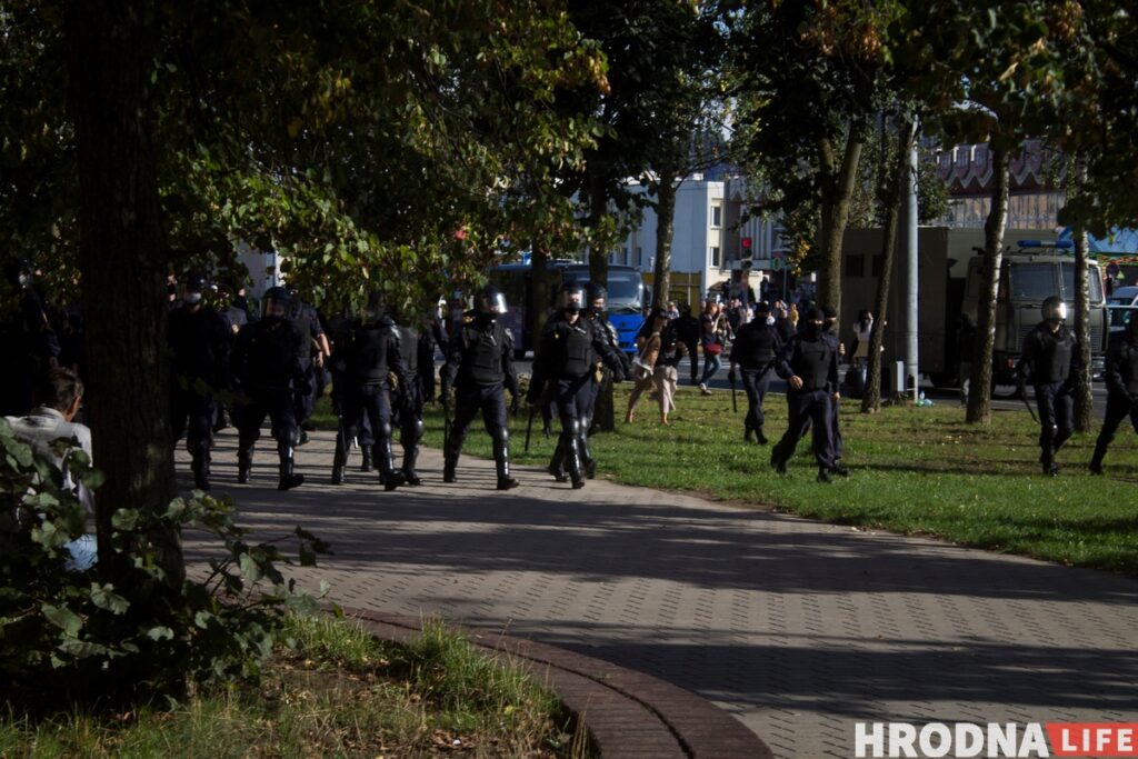 “Два человека заломали руки, третий начал душить, я потерял сознание”. Как задерживали гродненцев на Марше единства 6 сентября