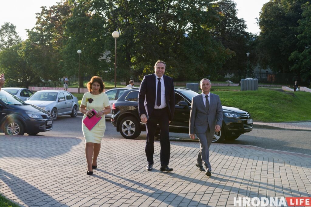 «Давайте два года на Конституцию, а потом всё будет хорошо». О чем говорил Владимир Караник в Гродненском драмтеатре после остановки спектакля