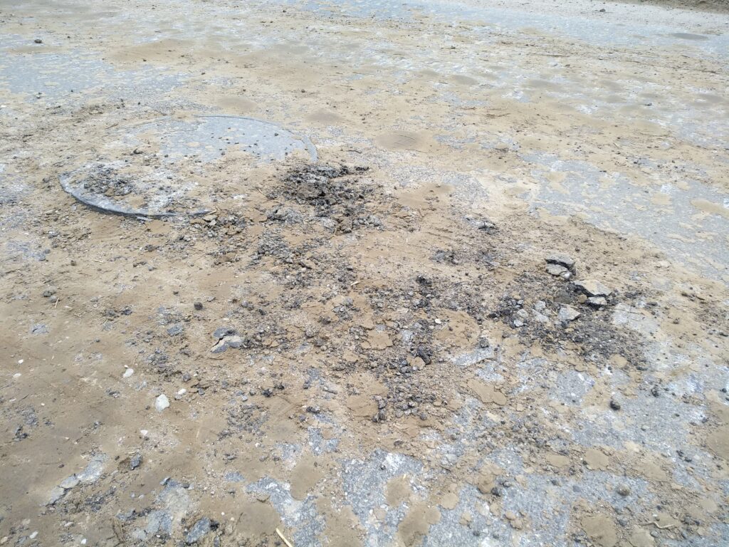 Военная техника повредила дорогу в Лососно-4. Жители обратились к властям и военным, но ответ пока не получили