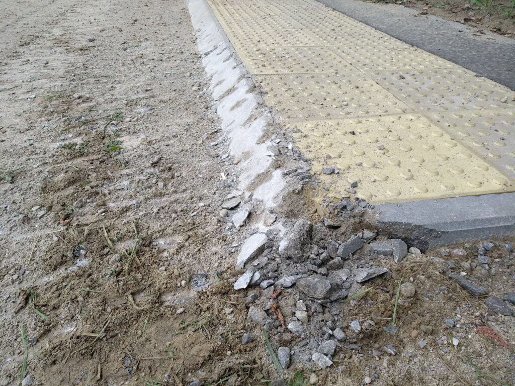 Военная техника повредила дорогу в Лососно-4. Жители обратились к властям и военным, но ответ пока не получили