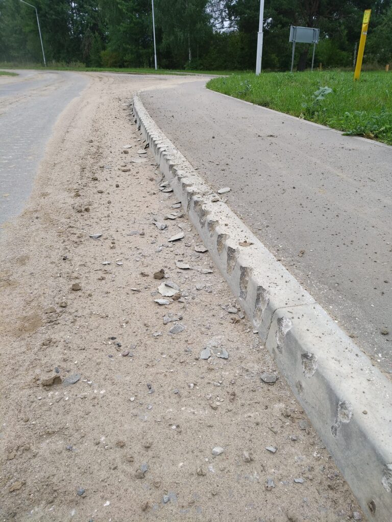 Военная техника повредила дорогу в Лососно-4. Жители обратились к властям и военным, но ответ пока не получили