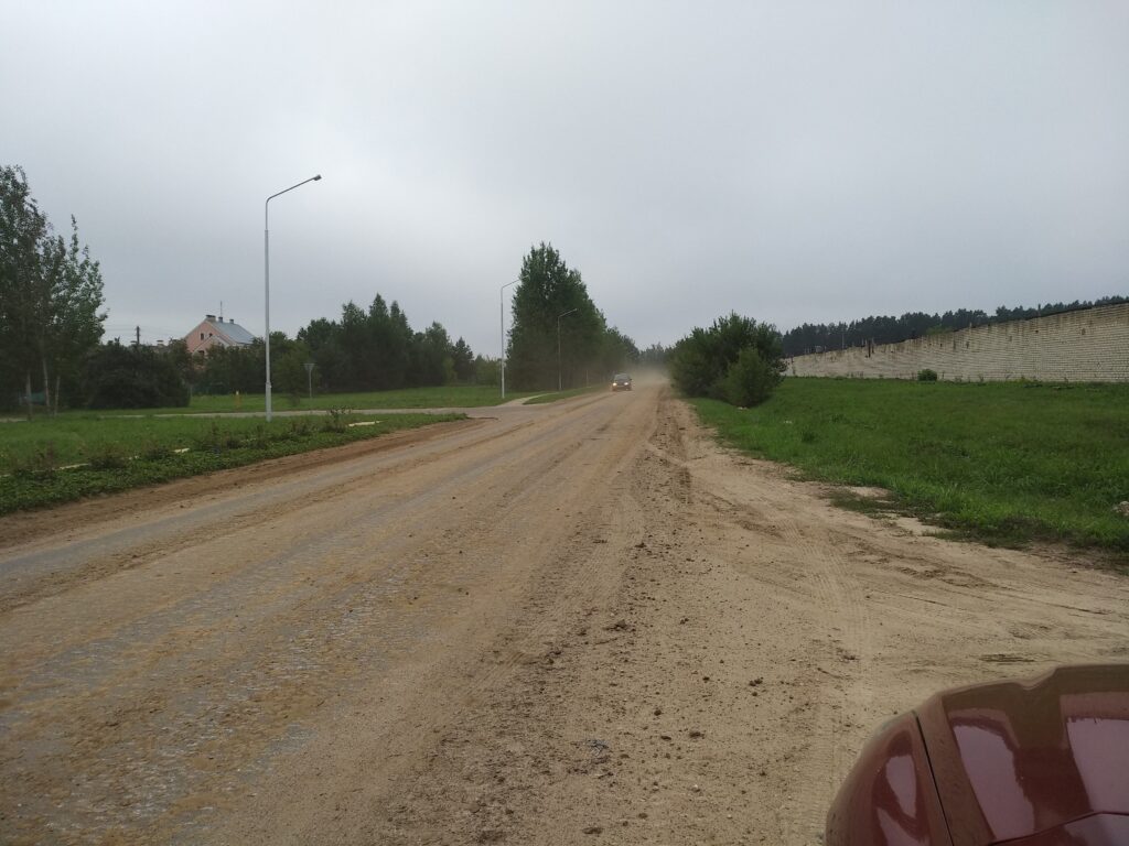 Военная техника повредила дорогу в Лососно-4. Жители обратились к властям и военным, но ответ пока не получили