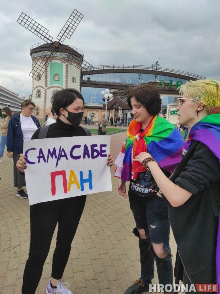 Диктатура страшнее гомофобии. В Минске ЛГБТ-колонна вышла на протест с плакатами и радужными флагами