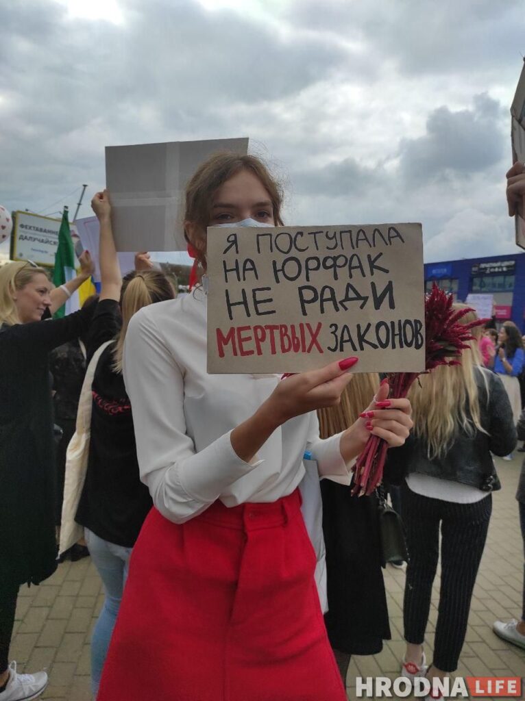 Диктатура страшнее гомофобии. В Минске ЛГБТ-колонна вышла на протест с плакатами и радужными флагами