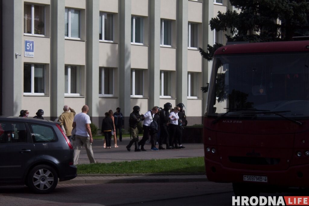 "Изнасиловать в автозаке нельзя". Милицейский чиновник назвал фейком свидетельства об изнасиловании дубинкой