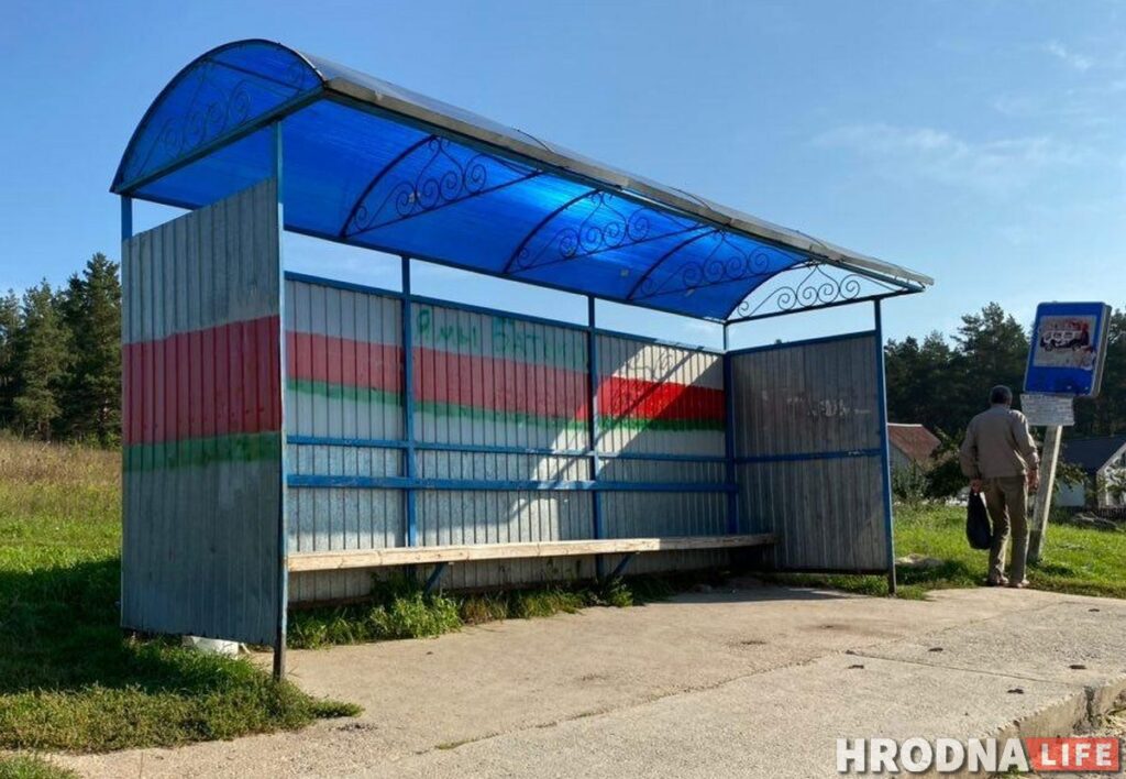 В гродненском микрорайоне Зарица разрисовали остановку в поддержку Лукашенко.  Как быстро закрасят?