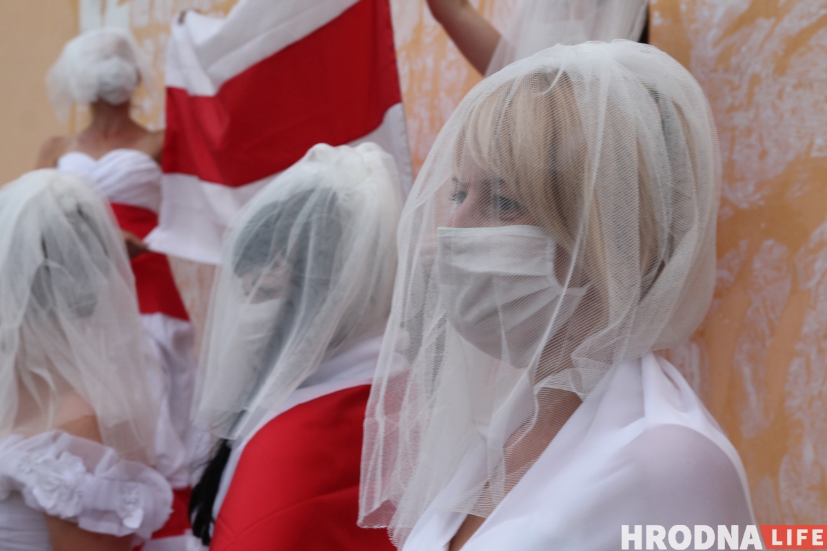 "Символ новой чистой Беларуси". Невесты в бело-красно-белых платьях вышли на акцию в Гродно