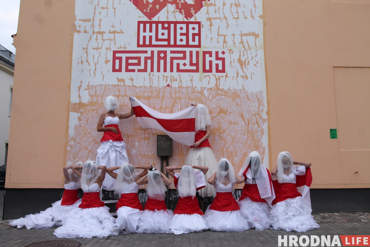 "Символ новой чистой Беларуси". Невесты в бело-красно-белых платьях вышли на акцию в Гродно