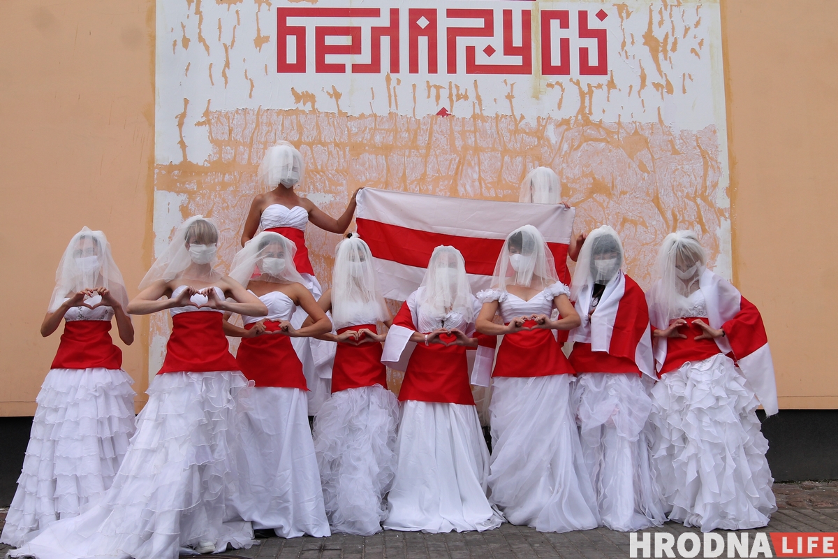 "Символ новой чистой Беларуси". Невесты в бело-красно-белых платьях вышли на акцию в Гродно