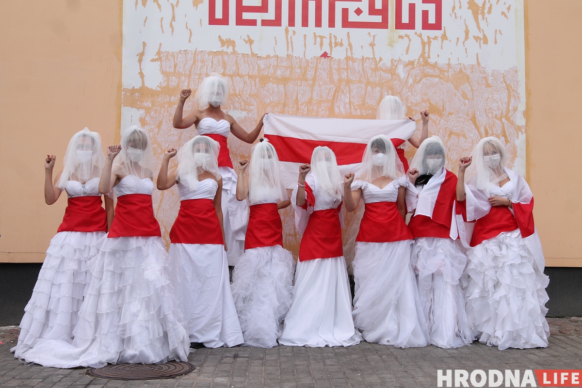 "Символ новой чистой Беларуси". Невесты в бело-красно-белых платьях вышли на акцию в Гродно