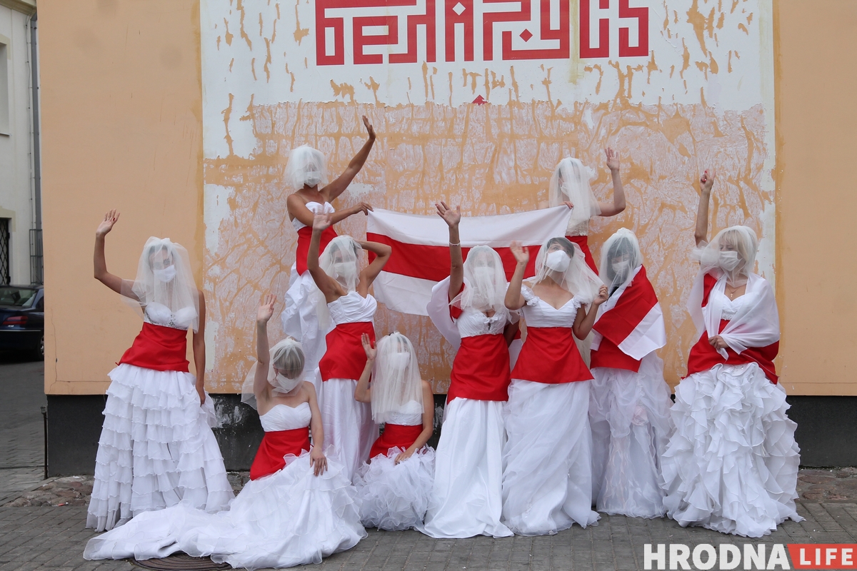 "Символ новой чистой Беларуси". Невесты в бело-красно-белых платьях вышли на акцию в Гродно