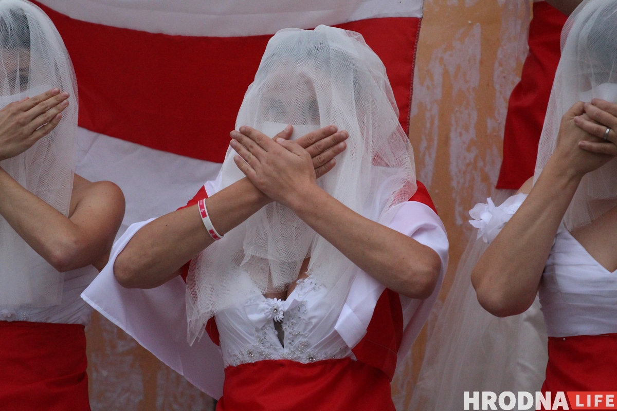 "Символ новой чистой Беларуси". Невесты в бело-красно-белых платьях вышли на акцию в Гродно