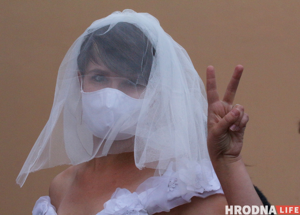 "Символ новой чистой Беларуси". Невесты в бело-красно-белых платьях вышли на акцию в Гродно