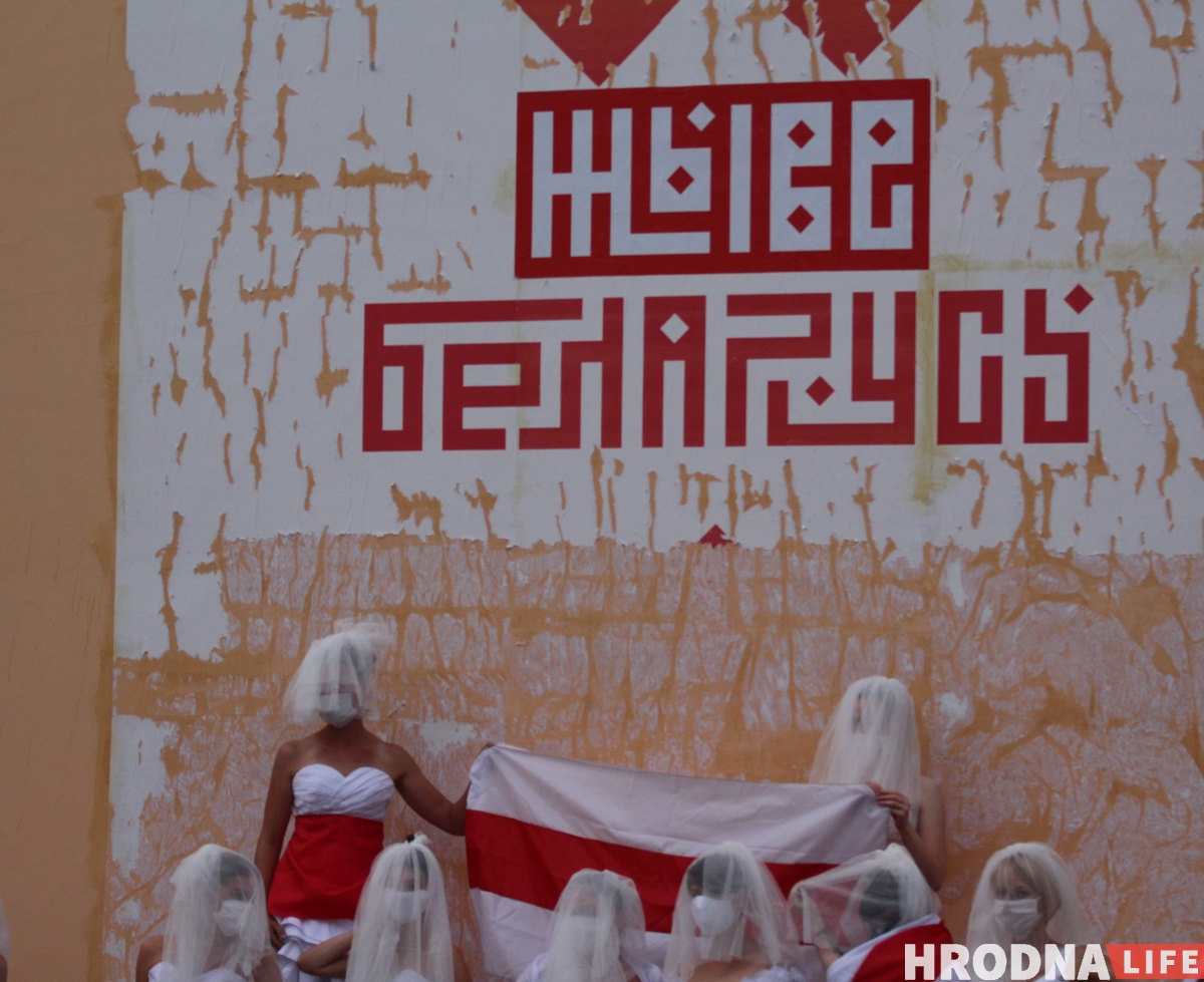 "Символ новой чистой Беларуси". Невесты в бело-красно-белых платьях вышли на акцию в Гродно