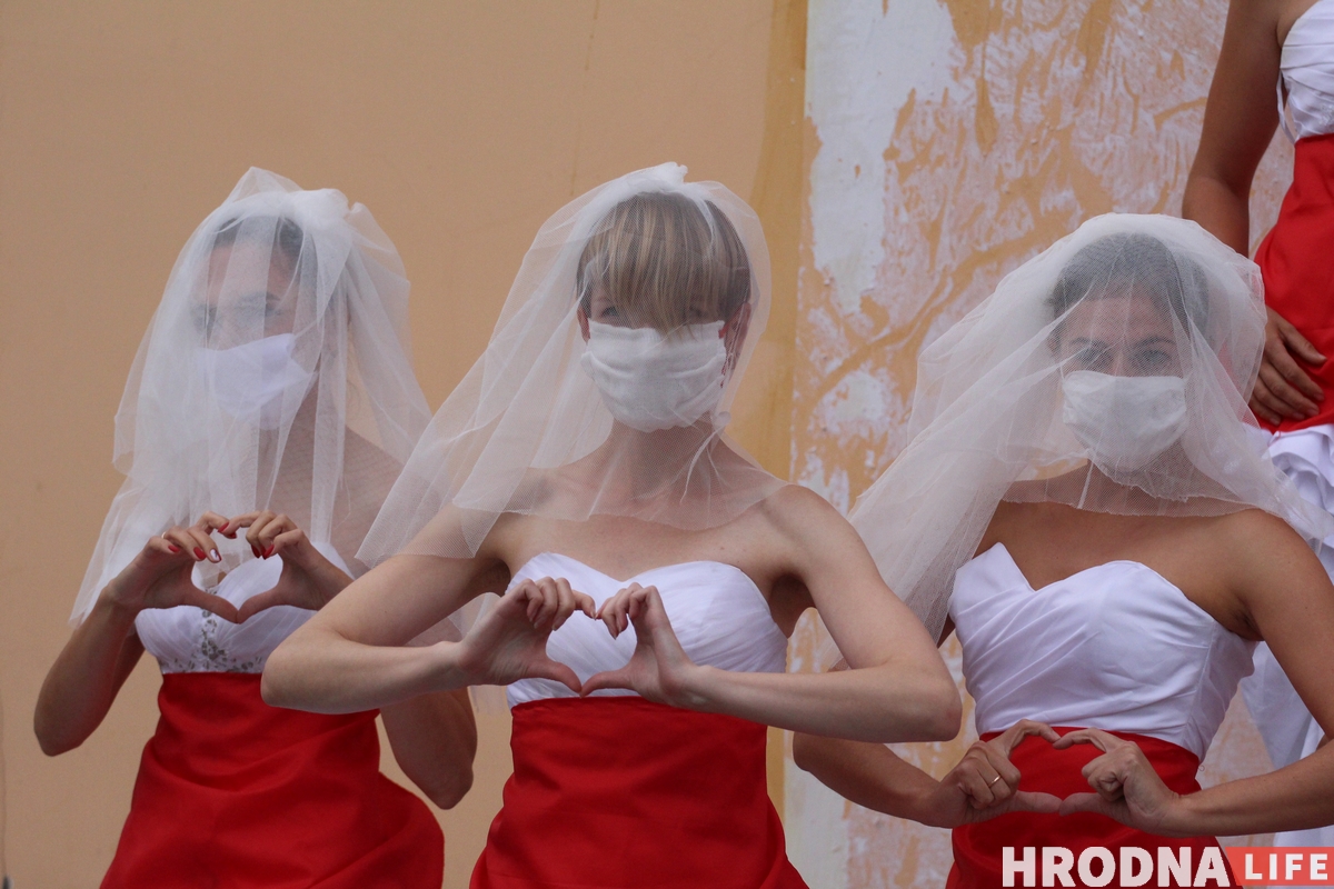 "Символ новой чистой Беларуси". Невесты в бело-красно-белых платьях вышли на акцию в Гродно