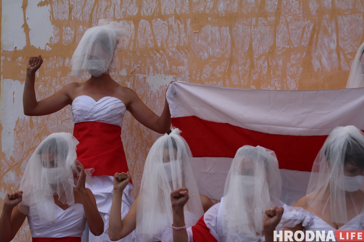 "Символ новой чистой Беларуси". Невесты в бело-красно-белых платьях вышли на акцию в Гродно