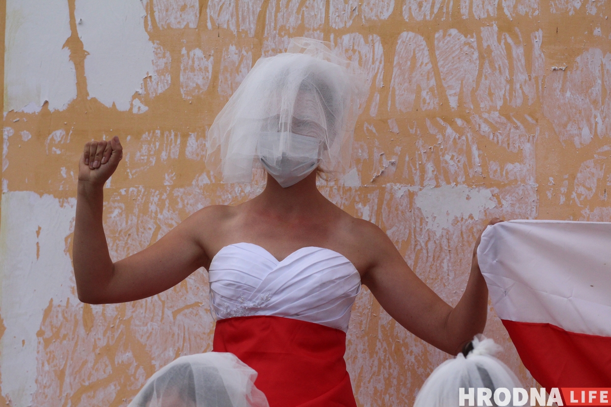 "Символ новой чистой Беларуси". Невесты в бело-красно-белых платьях вышли на акцию в Гродно