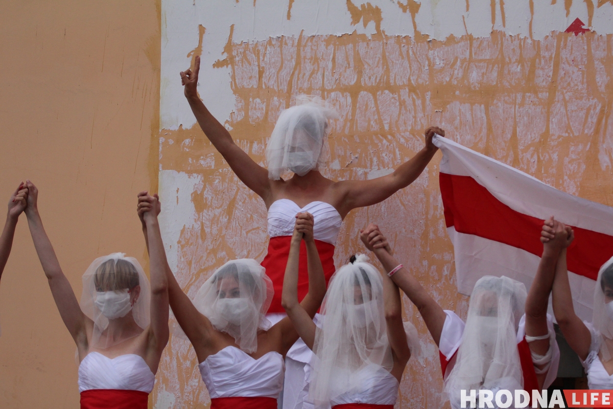 "Символ новой чистой Беларуси". Невесты в бело-красно-белых платьях вышли на акцию в Гродно