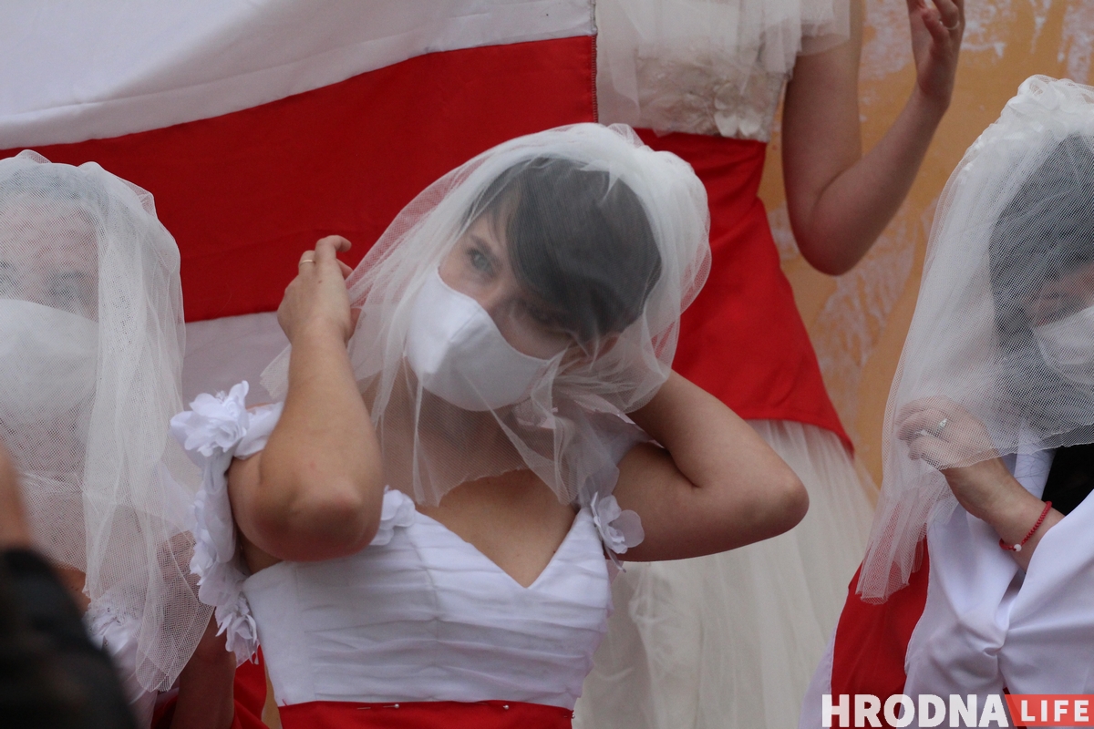 "Символ новой чистой Беларуси". Невесты в бело-красно-белых платьях вышли на акцию в Гродно