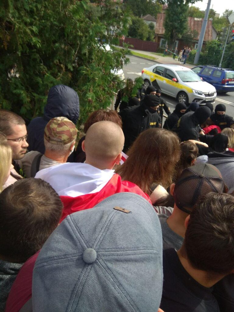 “Два человека заломали руки, третий начал душить, я потерял сознание”. Как задерживали гродненцев на Марше единства 6 сентября