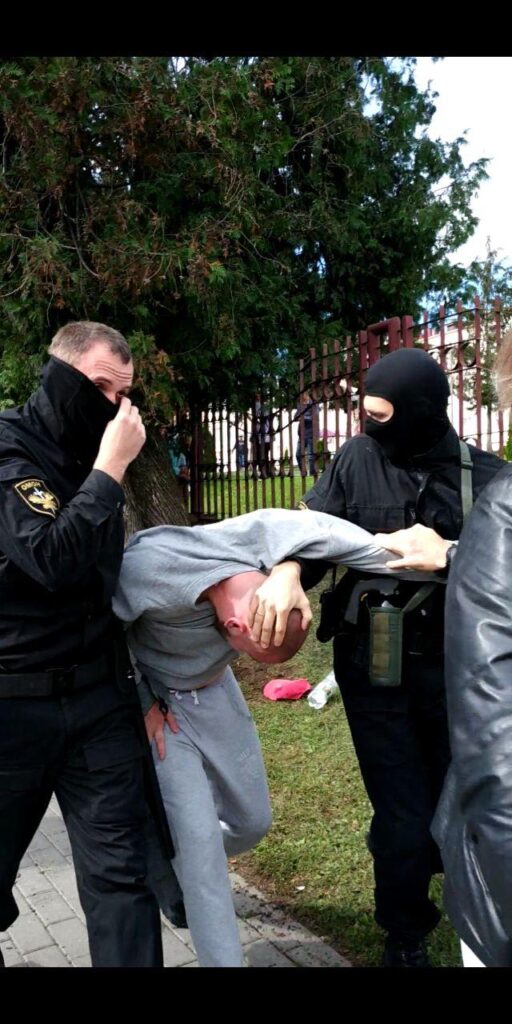“Два человека заломали руки, третий начал душить, я потерял сознание”. Как задерживали гродненцев на Марше единства 6 сентября