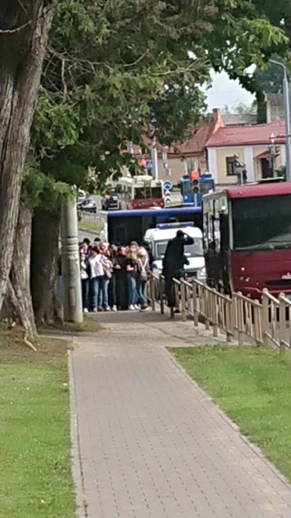 “Два человека заломали руки, третий начал душить, я потерял сознание”. Как задерживали гродненцев на Марше единства 6 сентября