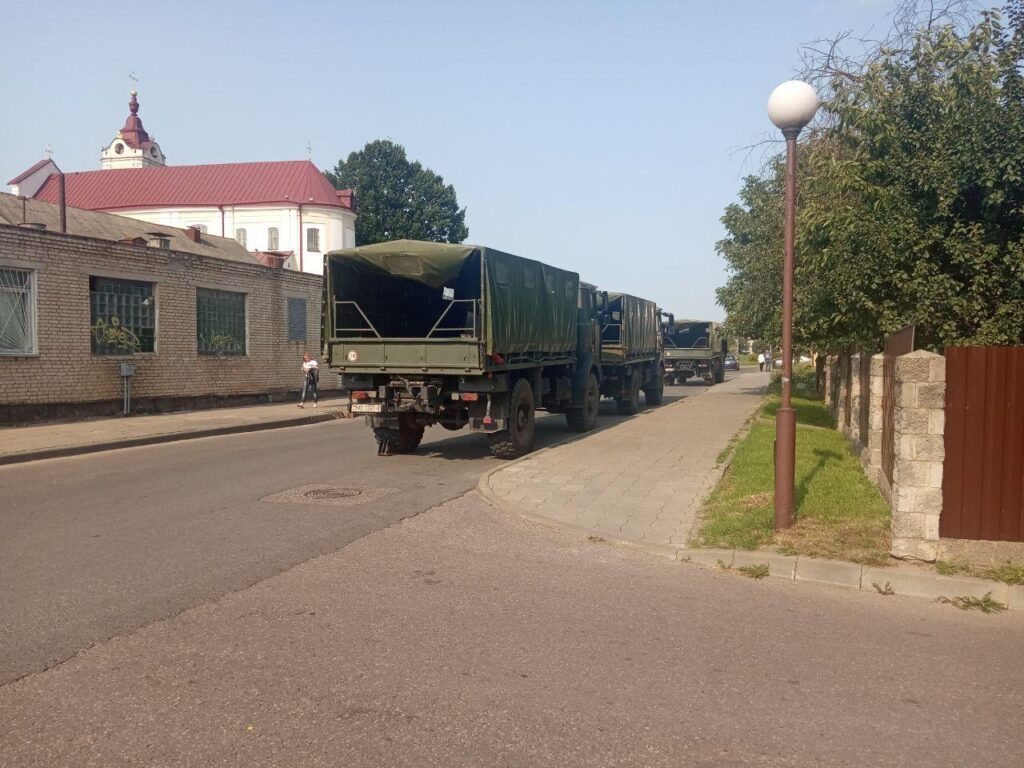 У Гродне на жаночай акцыі з "ціхара" сарвалі маску. Ён хутка сышоў