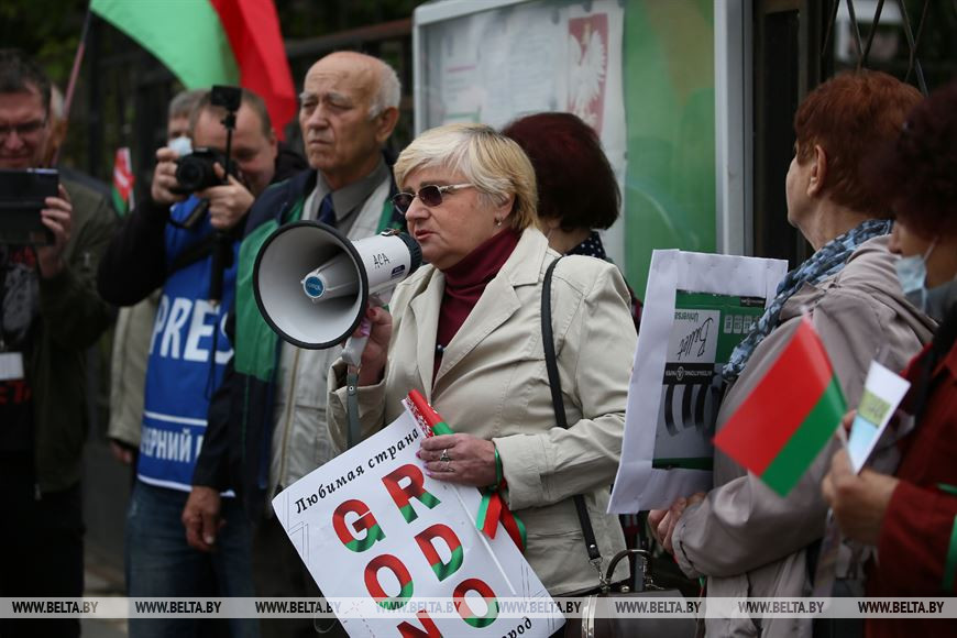 Ветэраны Гродна прыйшлі да польскага консульства заявіць аб "замежным умяшальніцтве"