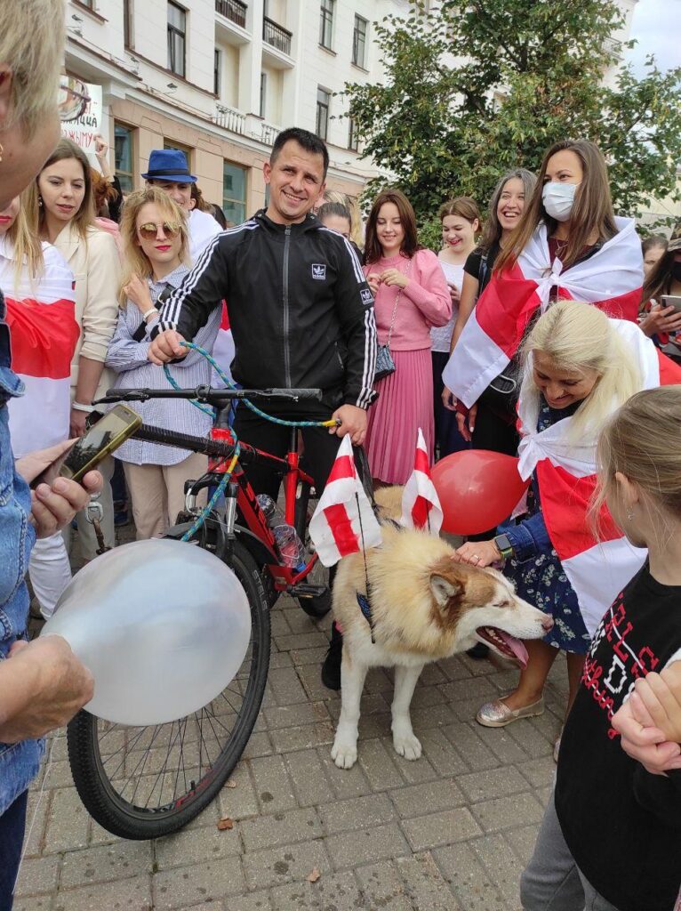 Диктатура страшнее гомофобии. В Минске ЛГБТ-колонна вышла на протест с плакатами и радужными флагами