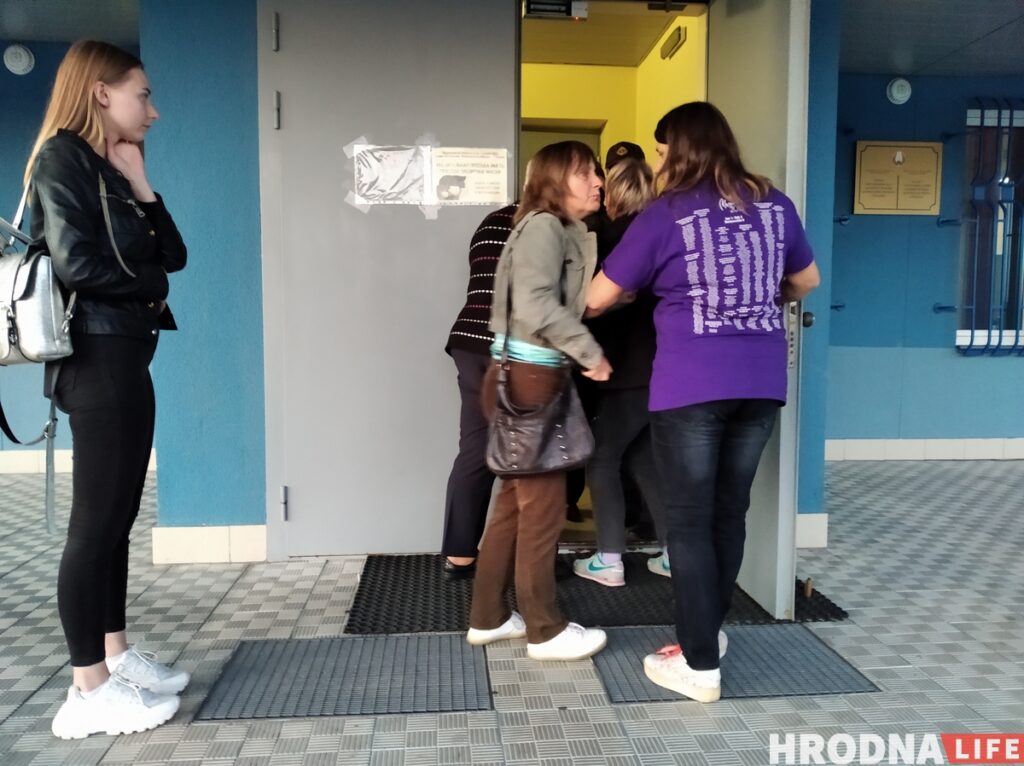 «Показал рукой "викторию"». Что известно про водителя, задержанного возле магазина "Мока" в Гродно