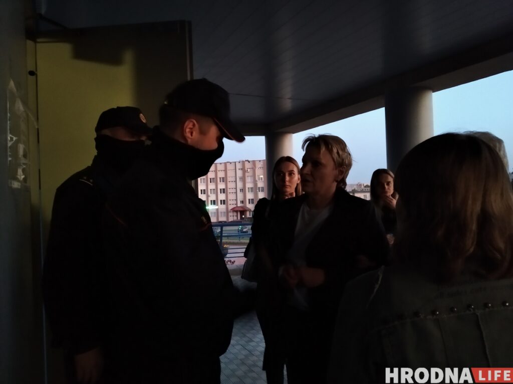 «Показал рукой "викторию"». Что известно про водителя, задержанного возле магазина "Мока" в Гродно