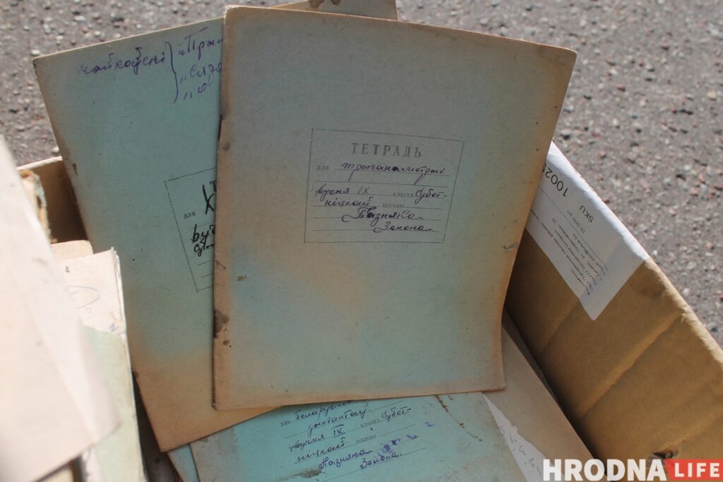 В Лидском районе нашли тетради и книги Зенона Позняка и передали их в Гродненский музей