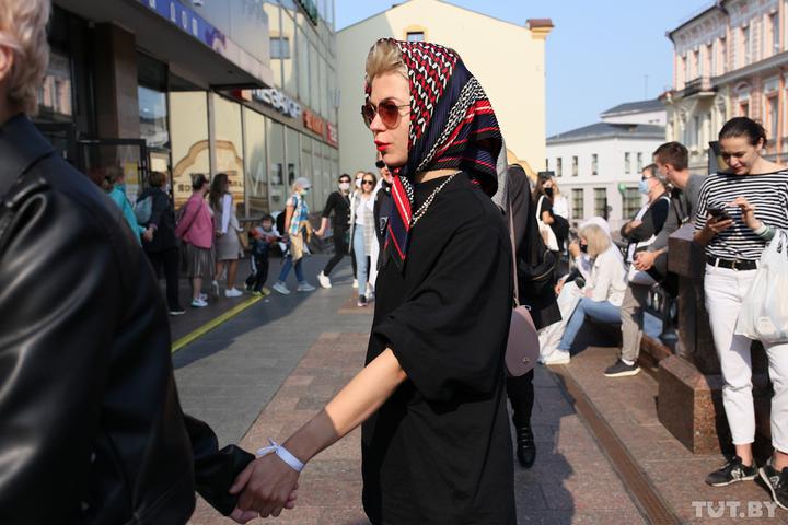 У Гродне на жаночай акцыі з "ціхара" сарвалі маску. Ён хутка сышоў