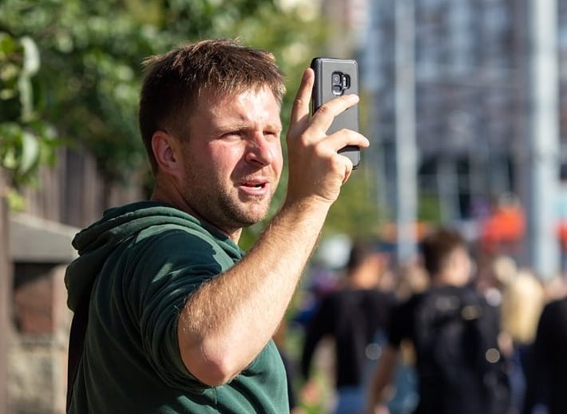«Они целенаправленно бежали за ним». Свидетель рассказал, как задерживали блогера Андрея Ирху «Они целенаправленно бежали за ним». Свидетель рассказал, как задерживали блогера Андрея Ирху