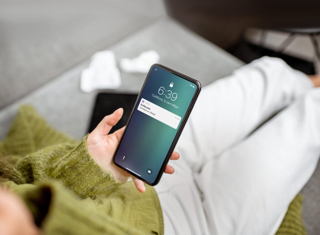 #яонлайн и бабушка тоже: в Беларуси запустили волонтерское движение для обучения мобильным технологиям