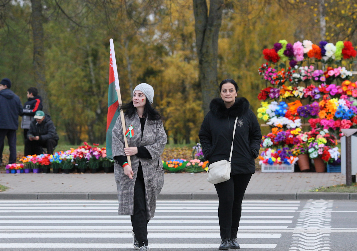 "Толпой ломились в подъезд". Десятки гродненцев задержали на марше в поддержку "Гродно Азот"