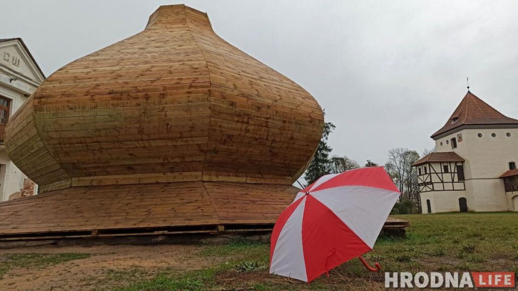 Путешествие под зонтом: замки Любчи и Новогрудка, самый старый костел и музей под открытым небом - за 1 день и 280 километров